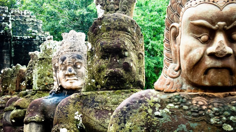 Статуи в Ангкор-Ват
